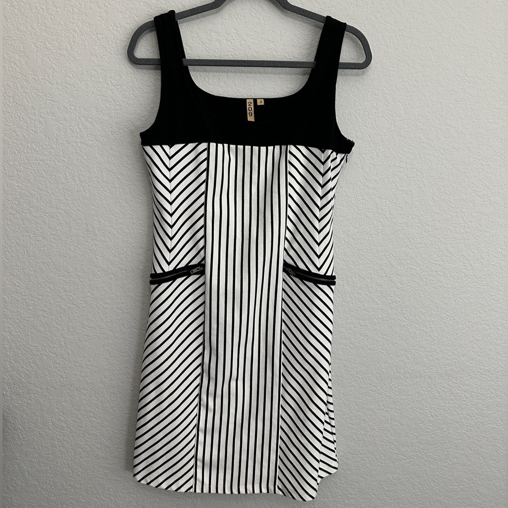 Black and White Sleeveless Striped Dress with zipper pockets detail Size M